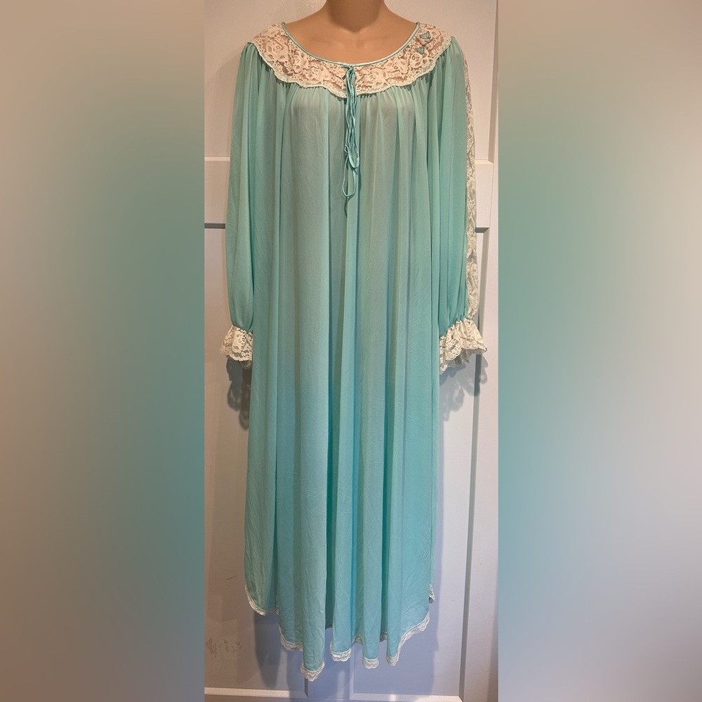 LUCIE ANN VTG Seafoam Lace Long Sleeve Vintage Nightgown size Small